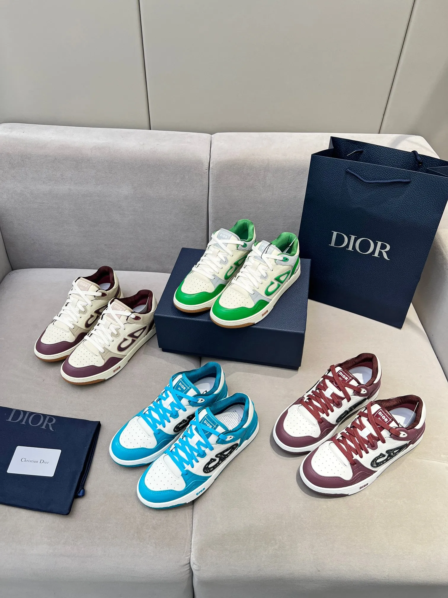 Men's Men's Shoes 💰600 Dior DiorB57 top version of low-top sneakers! ! ! Green with beige smooth first-layer cowhide, fully oiled edges, T men's shoes 💰U outsole.  The 2024 autumn men's wear series has made a wonderful debut, a new classic item launched by Dior. Crafted from smooth first-grain cow leather in vibrant green and beige, it's accented with tonal Oblique embossed labels on the sides. The distinctive laces of the same color match the color of the shoe body, and the opening and closing are decorated with various classic details on the tongue, sole and back side to enhance the style. The eyelet details, upper stitching and heel strip panels of the same color highlight the dynamic charm of its sports style. Exclusive two-color molded T men's shoes 💰U outsole is light, comfortable, non-slip and wear-resistant, the mesh lining and feet are customized with original colors, soft and breathable. Exquisite production technology highlights the grade, and can be matched with all kinds of clothing to create a refined look.